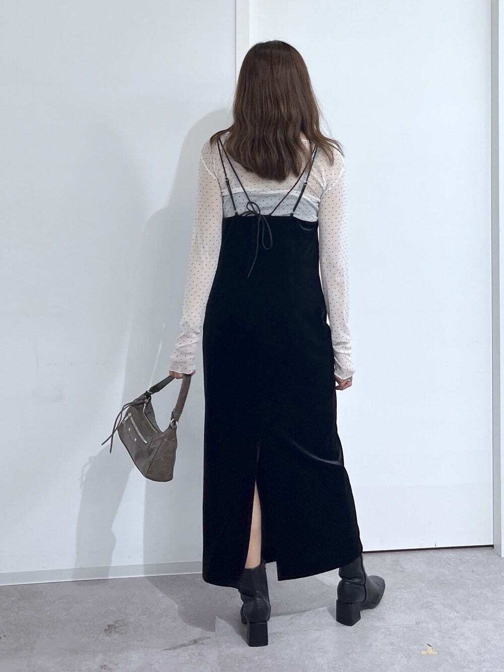 ブラウン系のショルダーバッグ、ブラック系のワンピース、ホワイト系のTシャツ/カットソーを着用したレディースの夏コーディネートの8枚目の写真