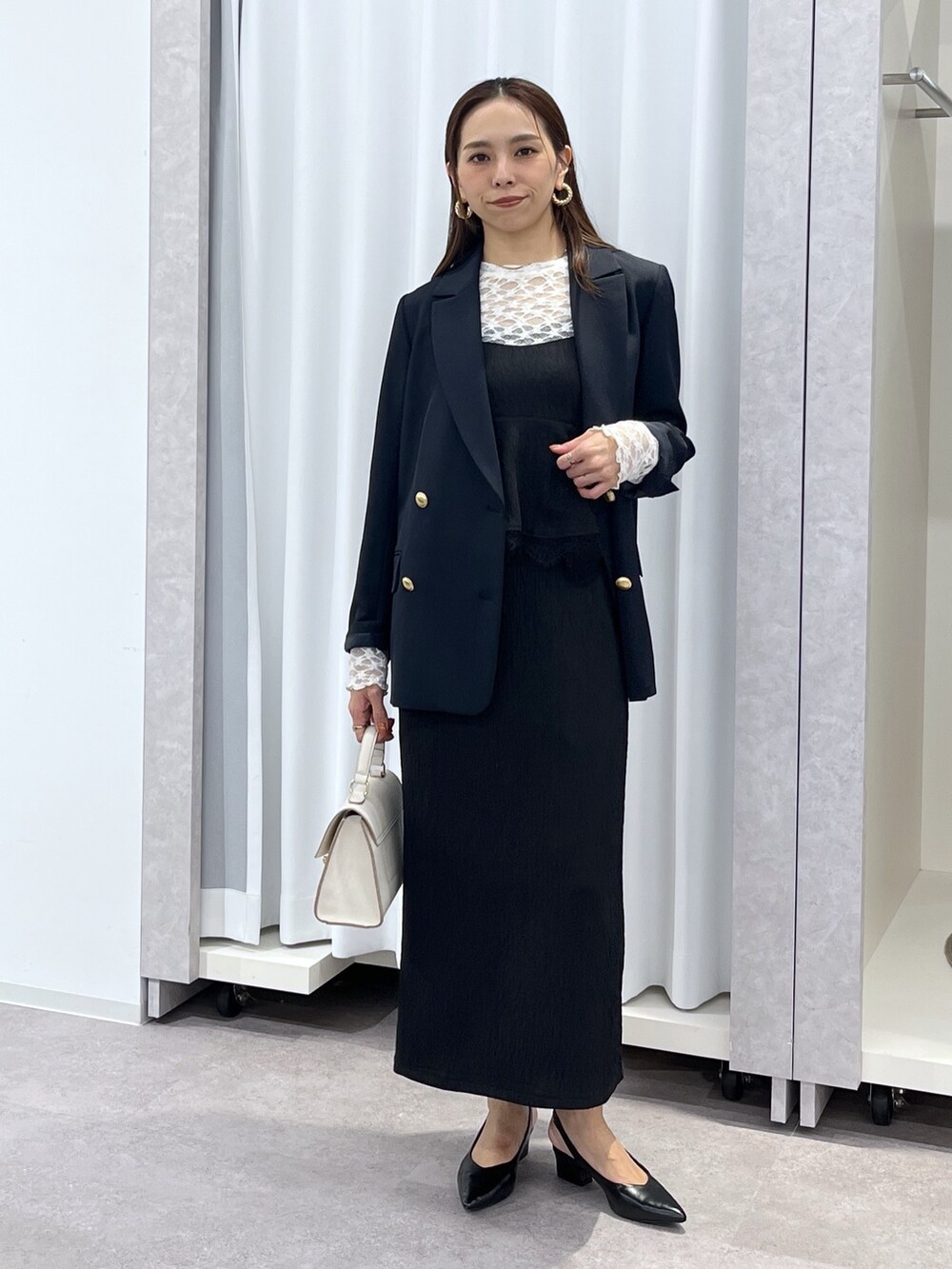 ホワイト系のTシャツ/カットソー、ブルー系のテーラードジャケット、ブラック系のワンピースを着用したレディースの冬コーディネートの2枚目の写真
