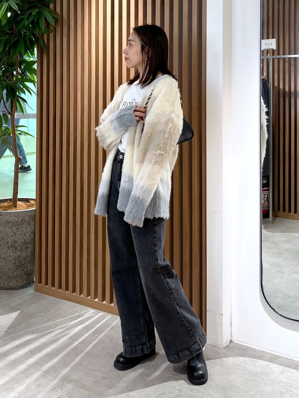 ベージュ系のカーディガン/ボレロ、ホワイト系のTシャツ/カットソー、ブラック系のトートバッグを着用したレディースの秋コーディネートの5枚目の写真