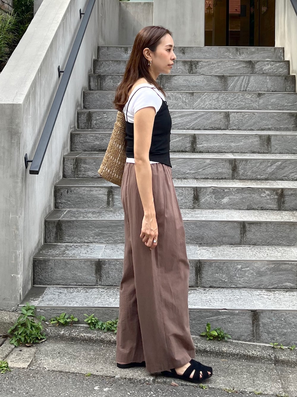 ブラウン系のその他パンツ、ブラック系のサンダル、ブラック系のTシャツ/カットソーを着用したレディースの夏コーディネートの4枚目の写真