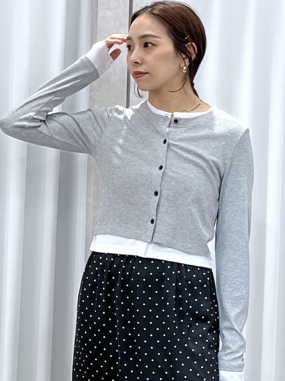 ブラック系のスカート、グレー系のTシャツ/カットソー、ホワイト系のデニムパンツを着用したレディースの春コーディネートの7枚目の写真