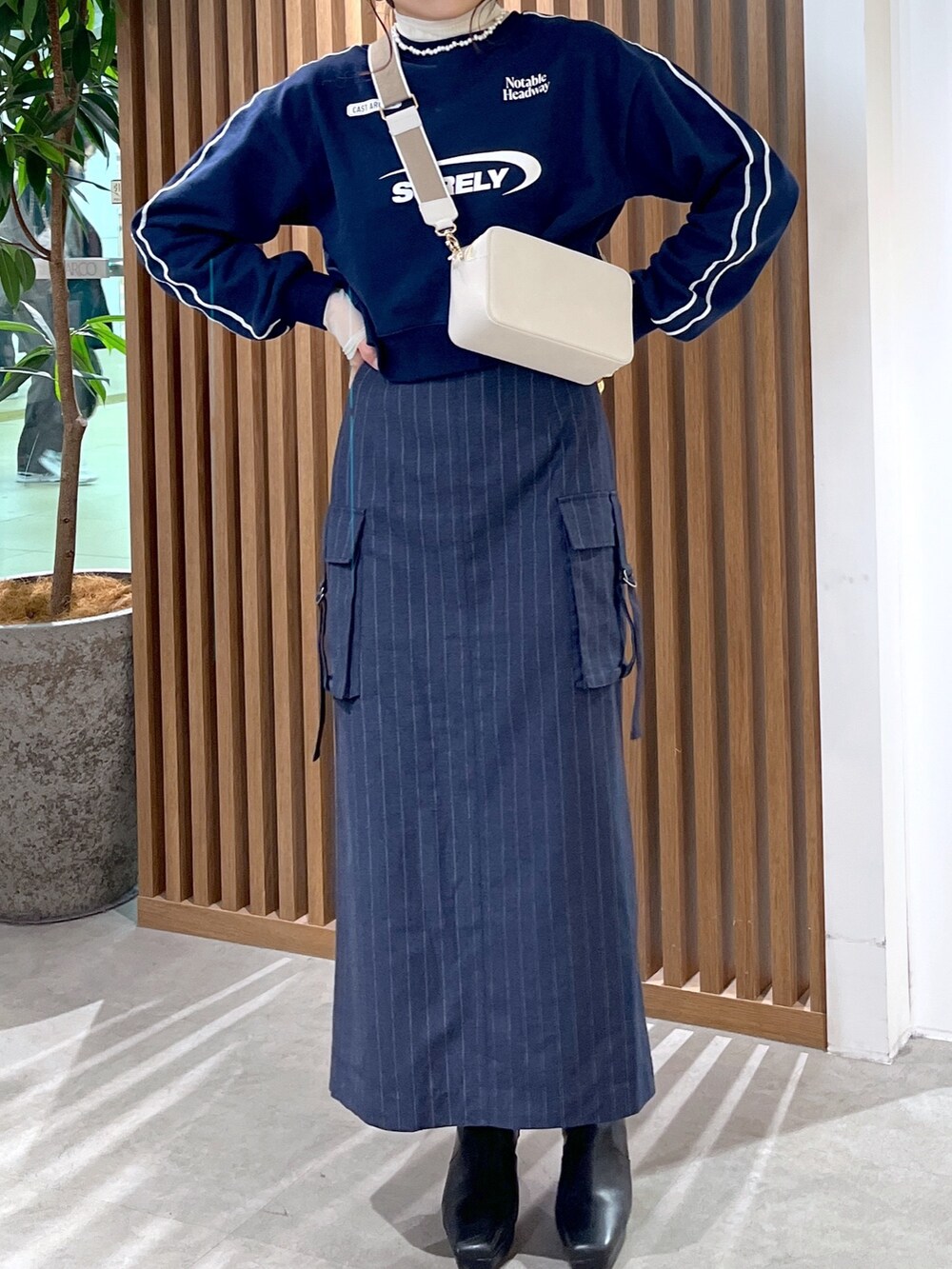 ホワイト系のTシャツ/カットソー、ホワイト系のショルダーバッグ、ブルー系のスウェットを着用したレディースの冬コーディネートの2枚目の写真