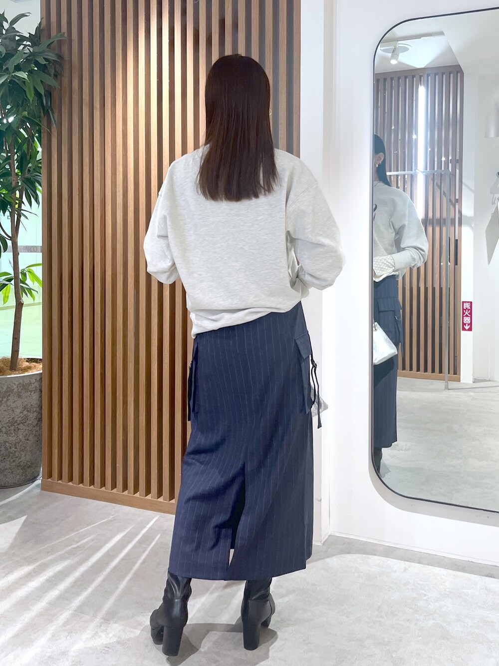 ホワイト系のTシャツ/カットソー、ホワイト系のTシャツ/カットソー、ブルー系のスカートを着用したレディースの秋コーディネートの4枚目の写真