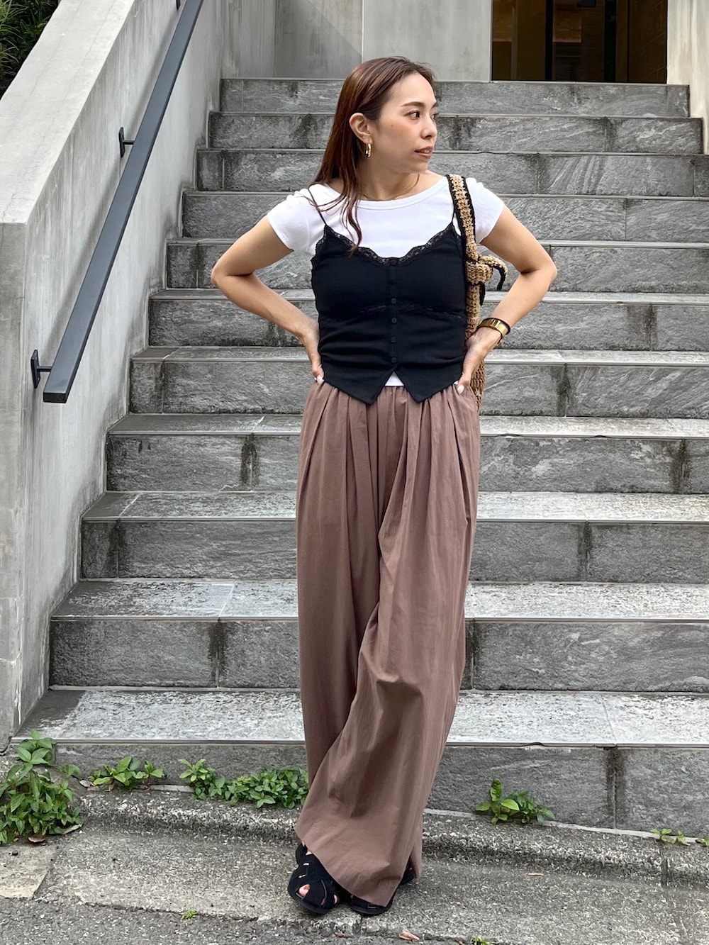 ブラウン系のその他パンツ、ブラック系のサンダル、ブラック系のTシャツ/カットソーを着用したレディースの夏コーディネートの3枚目の写真