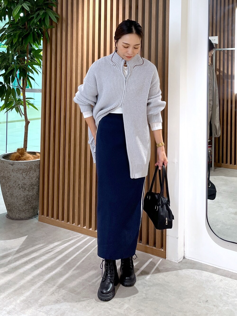 ホワイト系のTシャツ/カットソー、グレー系のワンピース、ブルー系のスカートを着用したレディースの秋コーディネートの6枚目の写真