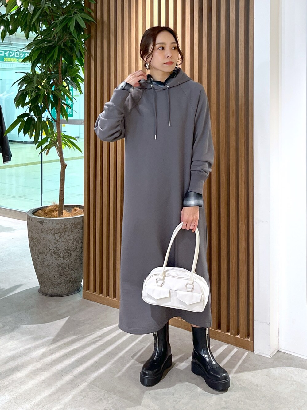 ブラック系のワンピース、ブラック系のシャツ/ブラウス、ホワイト系のトートバッグを着用したレディースの冬コーディネートの9枚目の写真