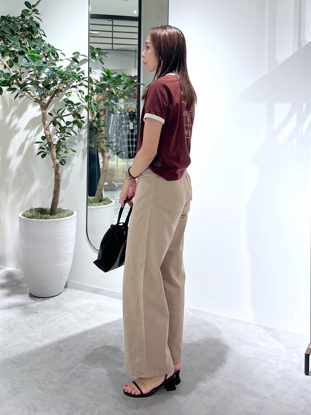 ブラウン系のTシャツ/カットソー、ベージュ系のデニムパンツ、ブラック系のショルダーバッグを着用したレディースの夏コーディネートの7枚目の写真