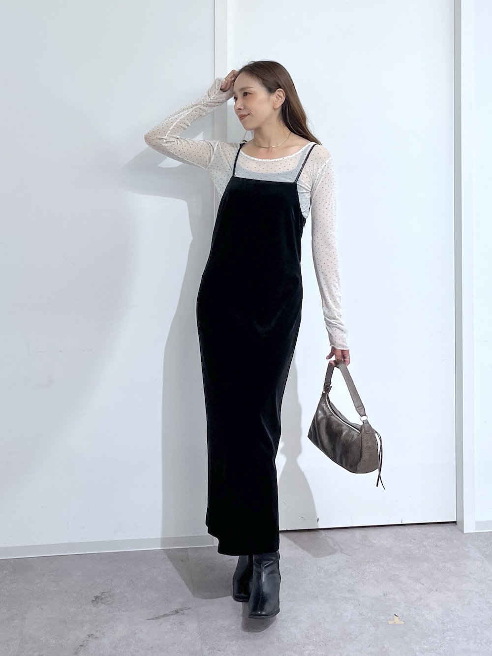 ブラウン系のショルダーバッグ、ブラック系のワンピース、ホワイト系のTシャツ/カットソーを着用したレディースの夏コーディネートの6枚目の写真