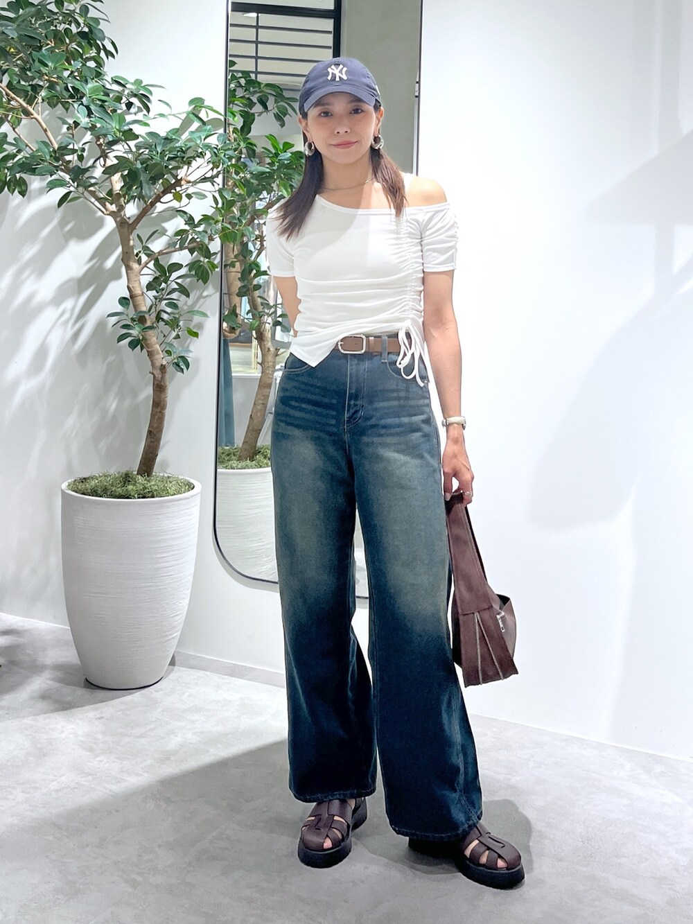 ホワイト系のTシャツ/カットソー、ホワイト系のキャミソール、ブルー系のデニムパンツを着用したレディースの夏コーディネートの3枚目の写真