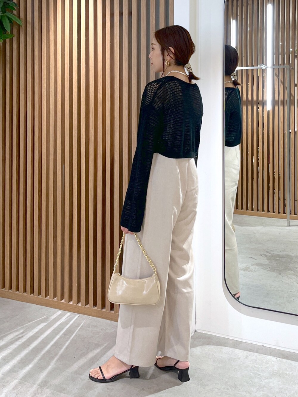 ブラック系のカーディガン/ボレロ、グレー系のキャミソール、ベージュ系のトートバッグを着用したレディースの夏コーディネートの5枚目の写真