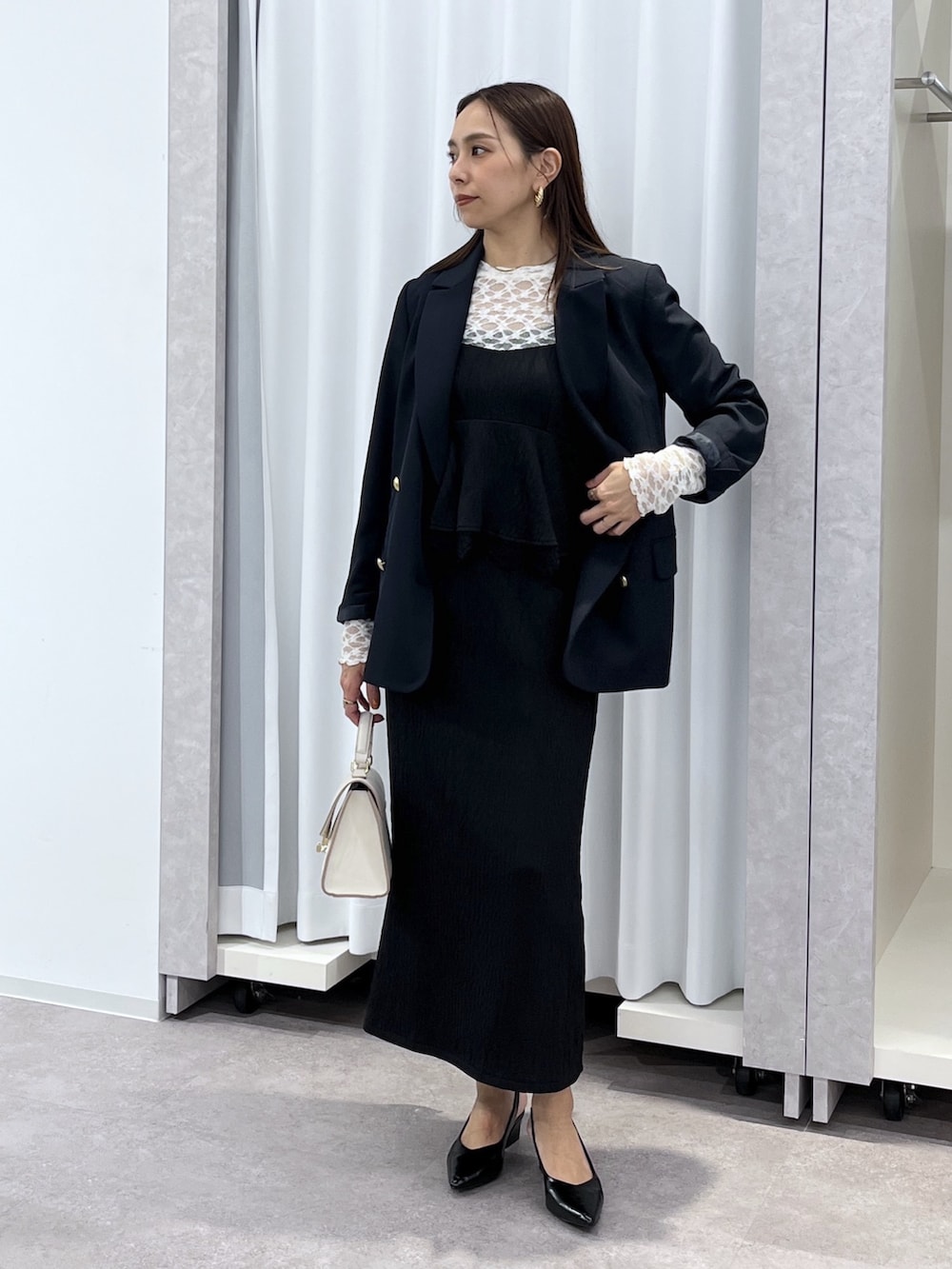 ホワイト系のTシャツ/カットソー、ブルー系のテーラードジャケット、ブラック系のワンピースを着用したレディースの冬コーディネートの4枚目の写真