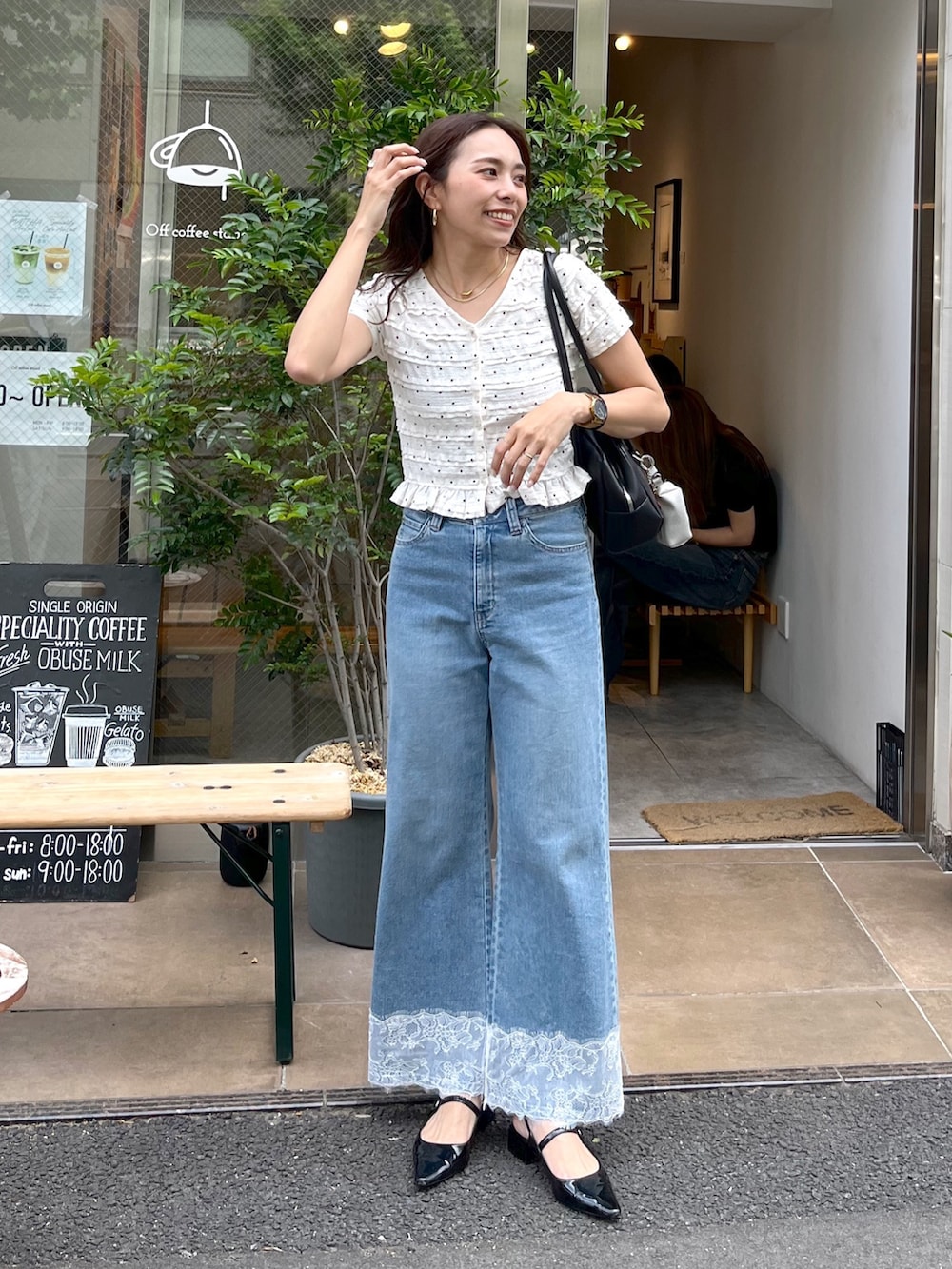 ブルー系のデニムパンツ、ホワイト系のTシャツ/カットソーを着用したレディースの夏コーディネートの4枚目の写真