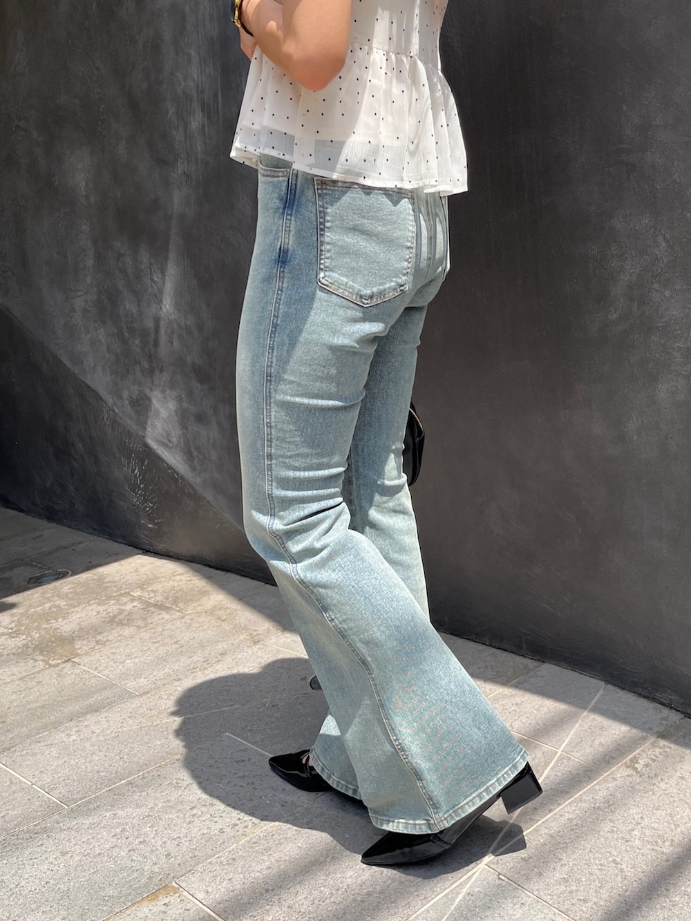 ホワイト系のシャツ/ブラウス、ブルー系のデニムパンツ、ブラック系のハンドバッグを着用したレディースの春コーディネートの7枚目の写真