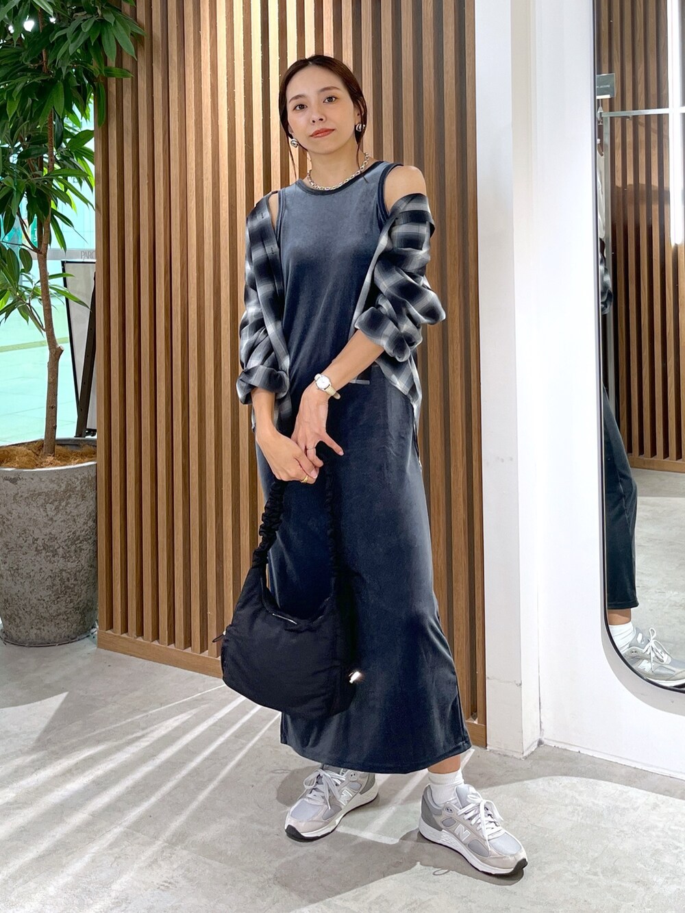 ブラック系のハンドバッグ、ブラック系のシャツ/ブラウス、グレー系のワンピースを着用したレディースの秋コーディネートの6枚目の写真