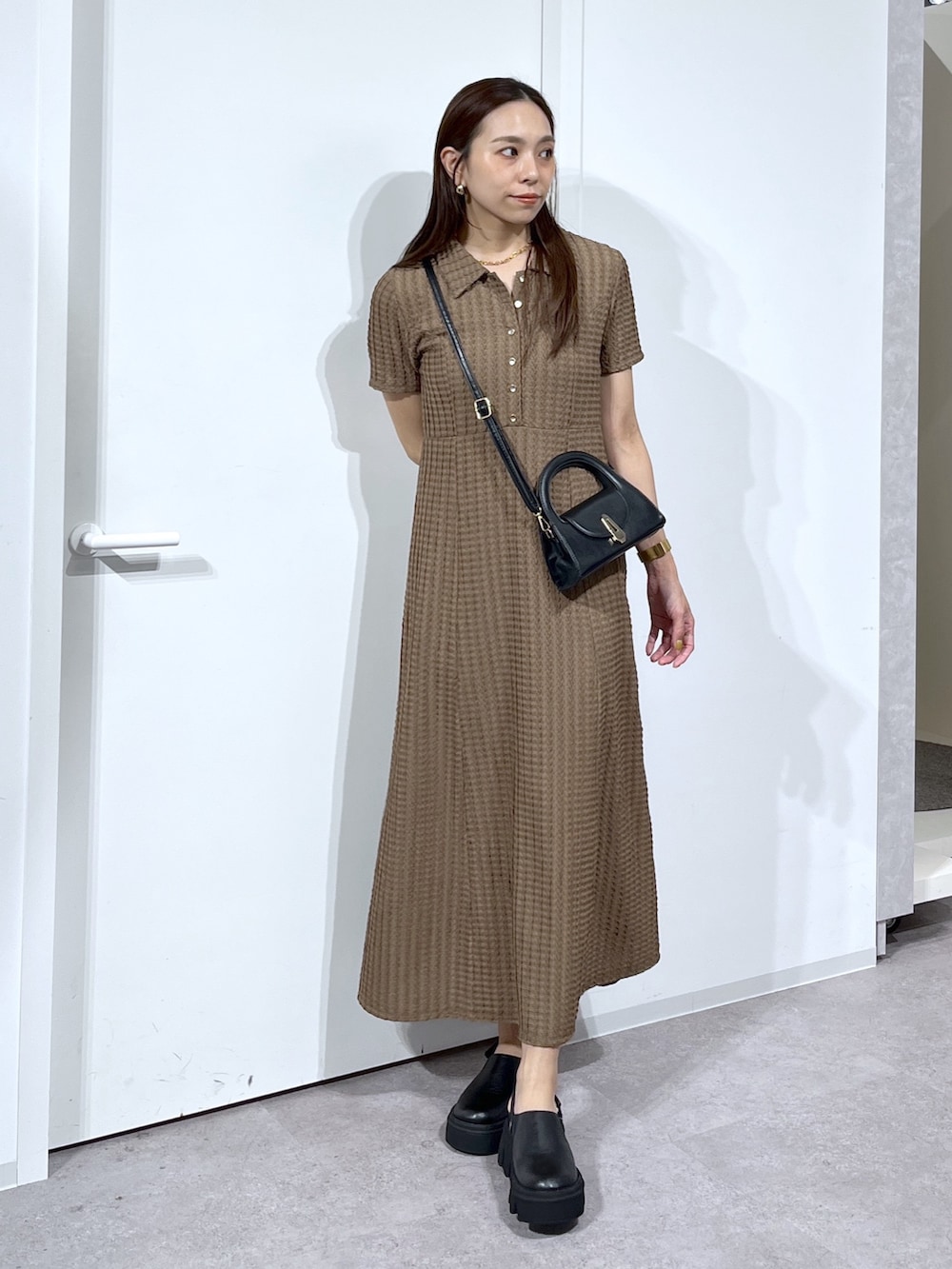 ブラック系のショルダーバッグ、ブラック系のサンダル、ブラウン系のワンピースを着用したレディースの春コーディネートの3枚目の写真