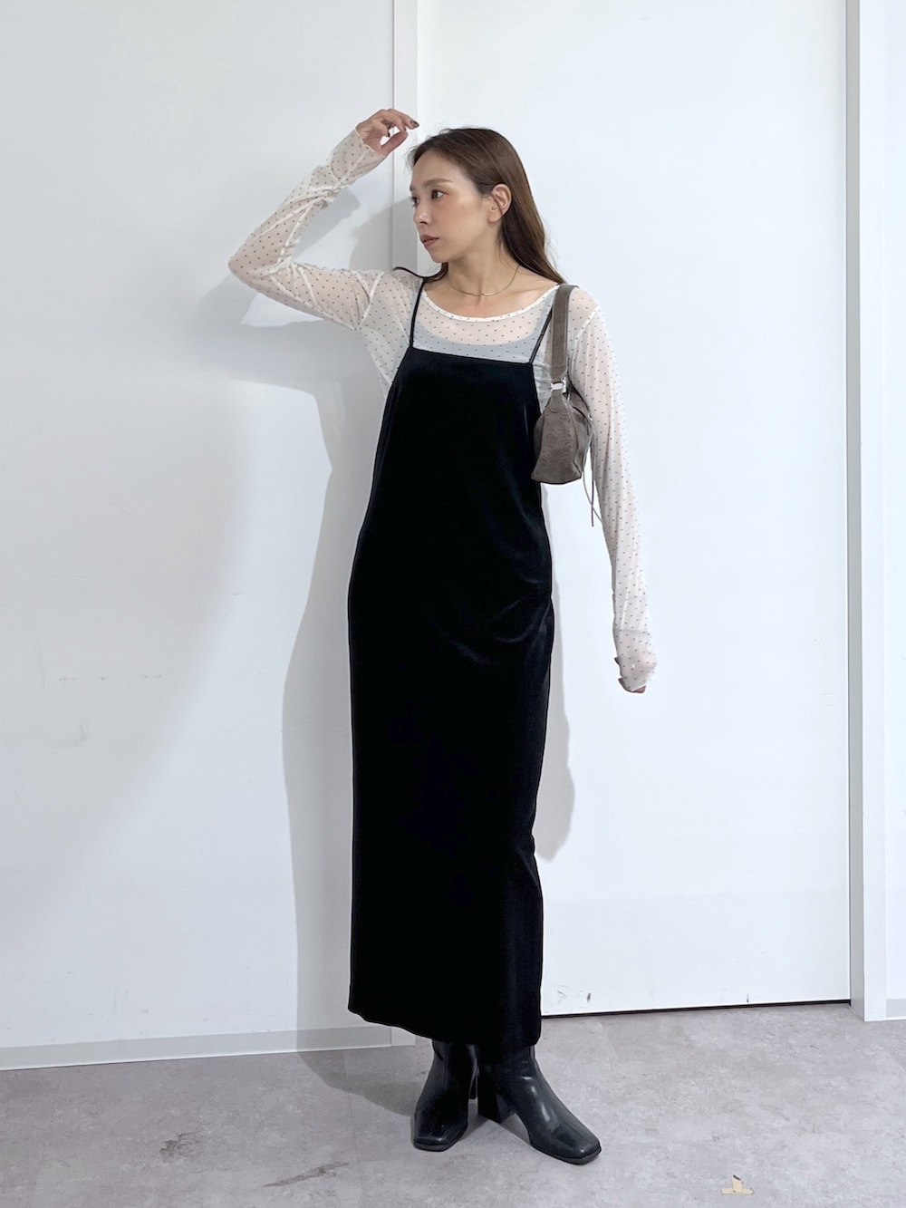 ブラウン系のショルダーバッグ、ブラック系のワンピース、ホワイト系のTシャツ/カットソーを着用したレディースの夏コーディネートの3枚目の写真