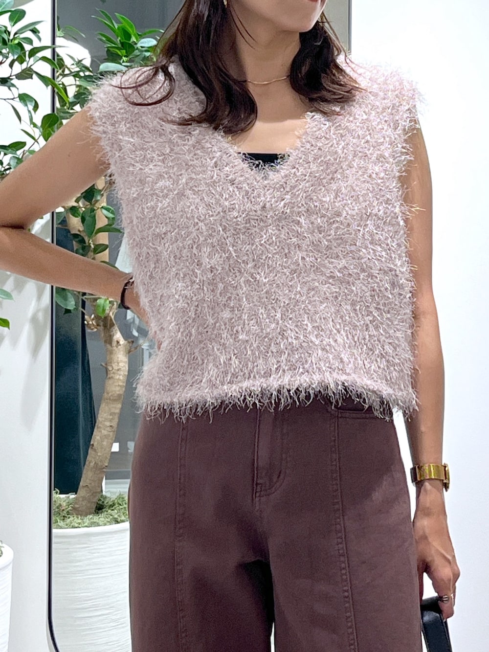 ベージュ系のニット/セーター、ブラック系のハンドバッグ、ブラウン系のデニムパンツを着用したレディースの夏コーディネートの8枚目の写真