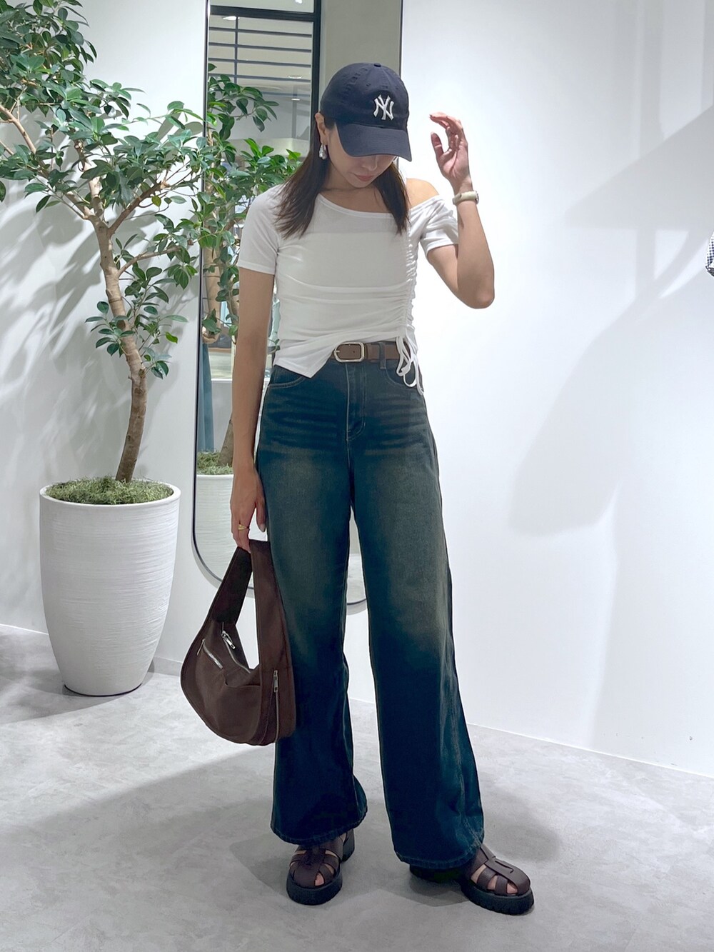 ホワイト系のTシャツ/カットソー、ホワイト系のキャミソール、ブルー系のデニムパンツを着用したレディースの夏コーディネートの4枚目の写真