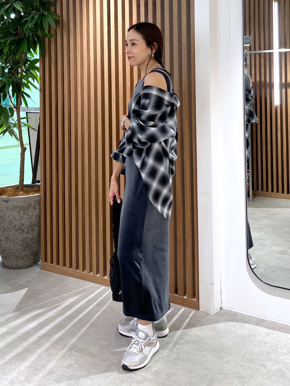 ブラック系のハンドバッグ、ブラック系のシャツ/ブラウス、グレー系のワンピースを着用したレディースの秋コーディネートの7枚目の写真