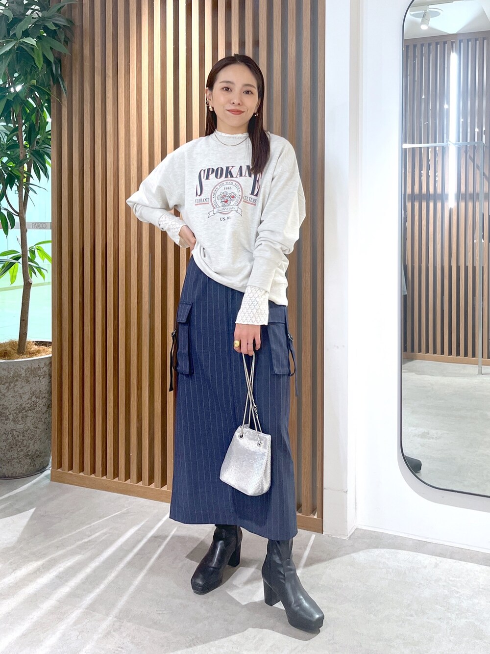 ホワイト系のTシャツ/カットソー、ホワイト系のTシャツ/カットソー、ブルー系のスカートを着用したレディースの秋コーディネートの5枚目の写真