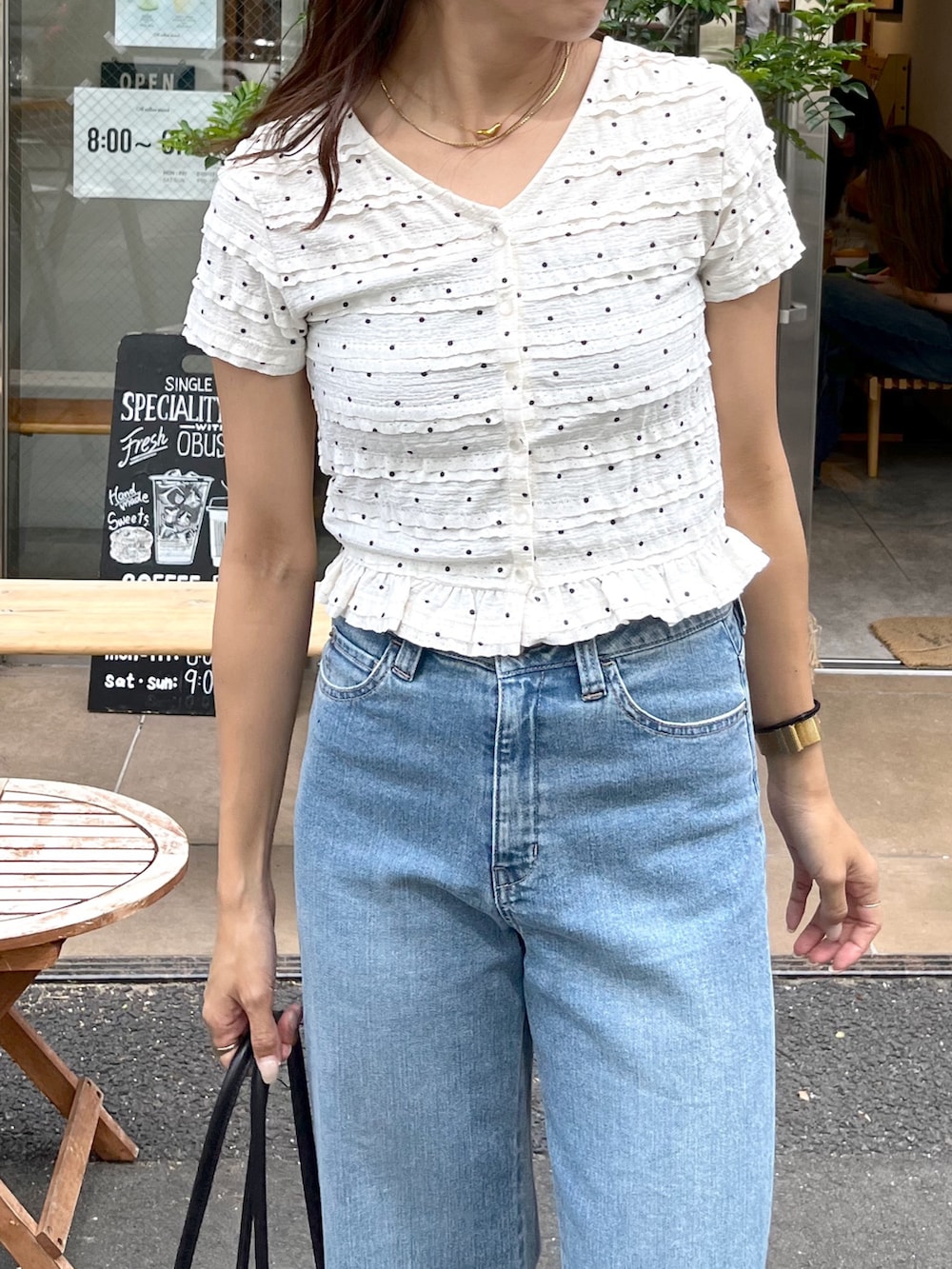 ブルー系のデニムパンツ、ホワイト系のTシャツ/カットソーを着用したレディースの夏コーディネートの7枚目の写真