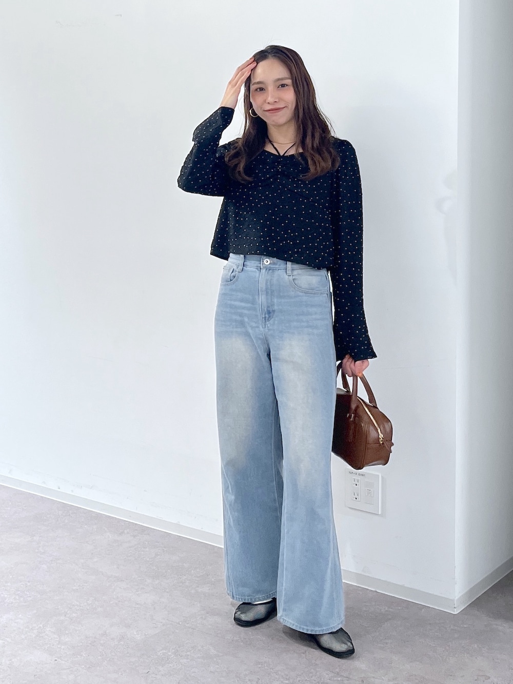 ブラック系のシャツ/ブラウス、ブラウン系のハンドバッグ、ブラック系のパンプスを着用したレディースの冬コーディネートの8枚目の写真