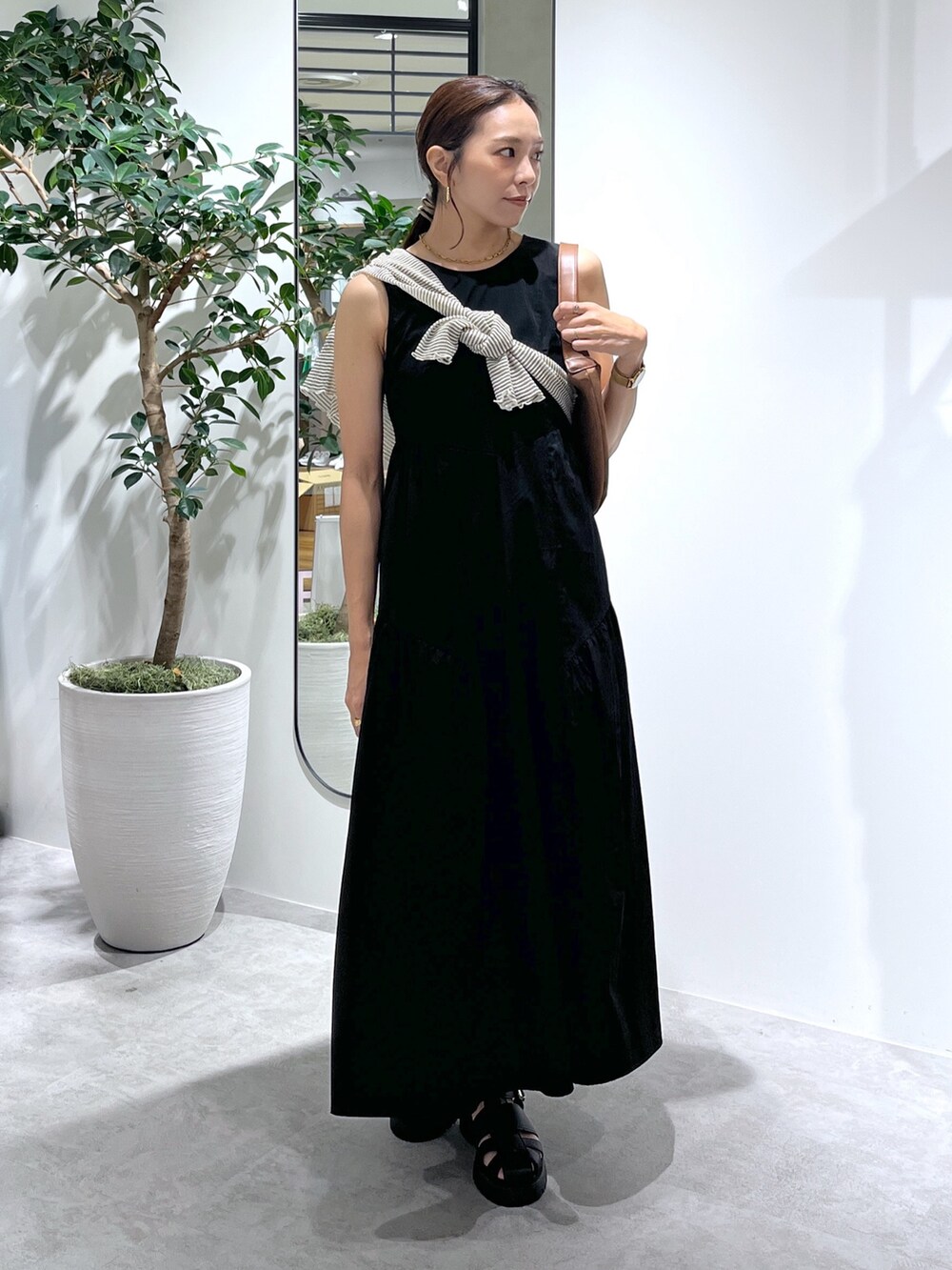 ホワイト系のカーディガン/ボレロ、ブラウン系のハンドバッグ、ブラック系のワンピースを着用したレディースの夏コーディネートの3枚目の写真