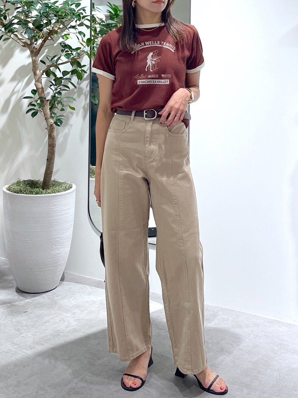 ブラウン系のTシャツ/カットソー、ベージュ系のデニムパンツ、ブラック系のショルダーバッグを着用したレディースの夏コーディネートの5枚目の写真