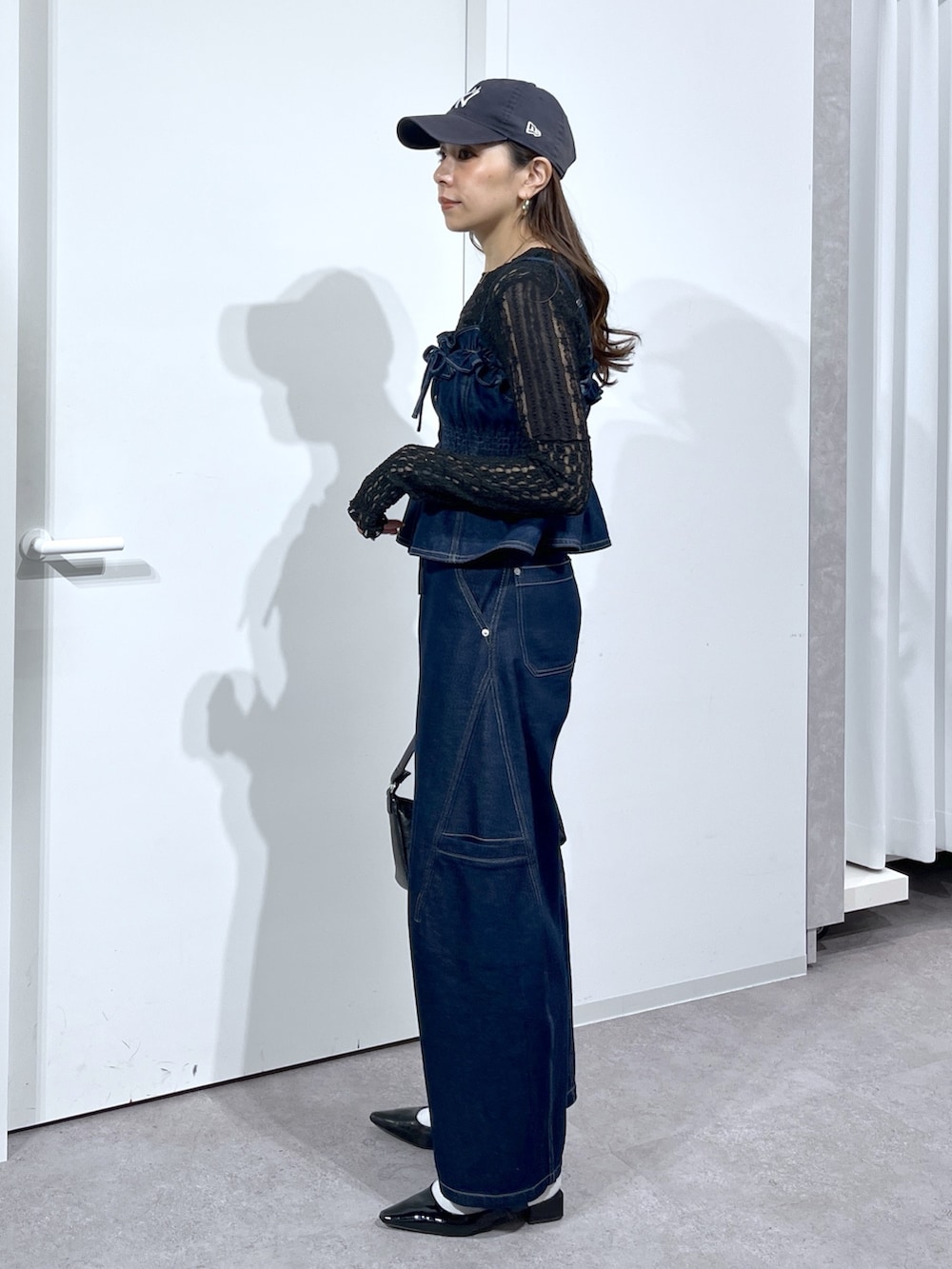 ブラック系のTシャツ/カットソー、ブルー系のシャツ/ブラウス、ブラック系のバッグを着用したレディースの春コーディネートの4枚目の写真