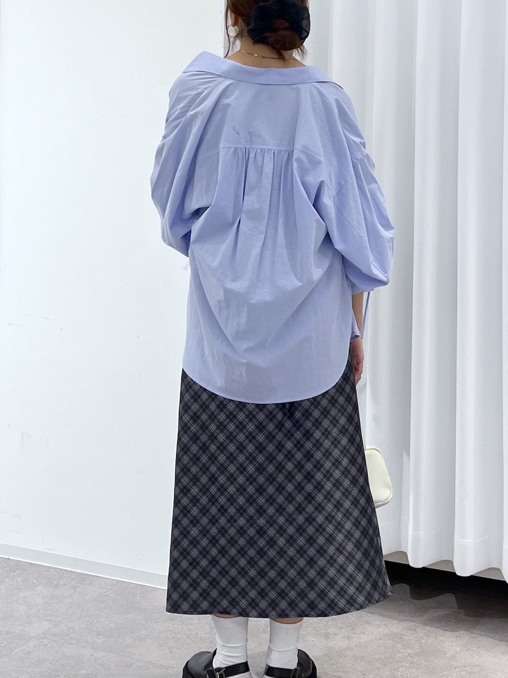 ホワイト系のハンドバッグ、ブルー系のシャツ/ブラウス、ブラック系のシャツ/ブラウスを着用したレディースの春コーディネートの5枚目の写真