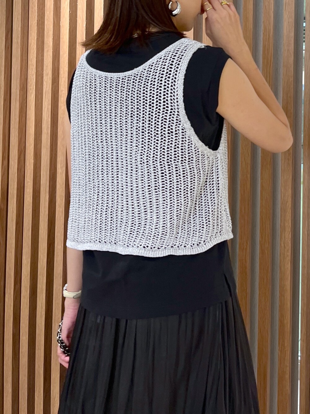 ブラック系のサンダル、ブラック系のスカート、ブラック系のショルダーバッグを着用したレディースの夏コーディネートの6枚目の写真