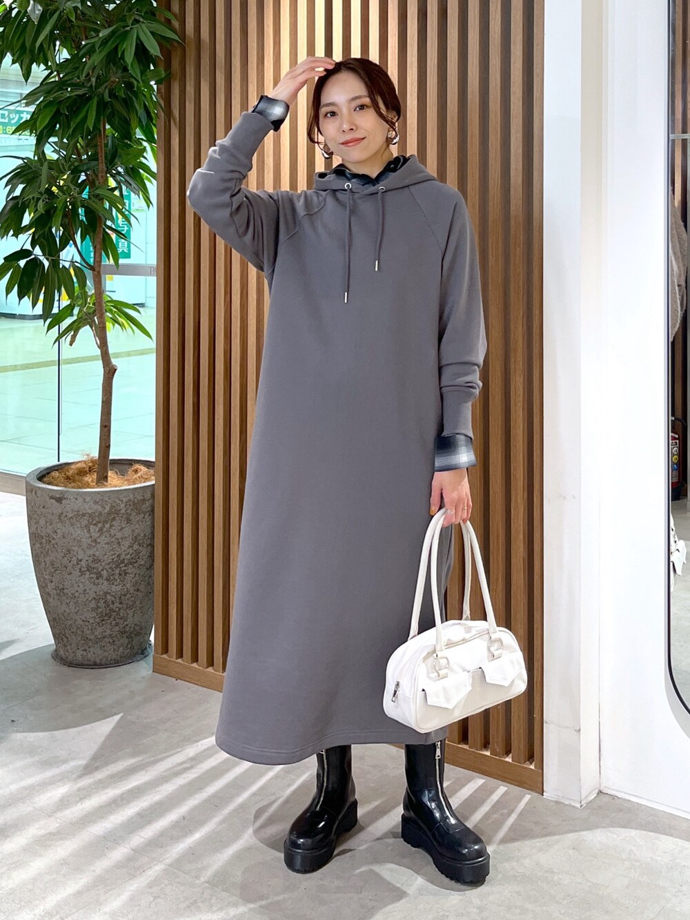 ブラック系のワンピース、ブラック系のシャツ/ブラウス、ホワイト系のトートバッグを着用したレディースの冬コーディネートの3枚目の写真