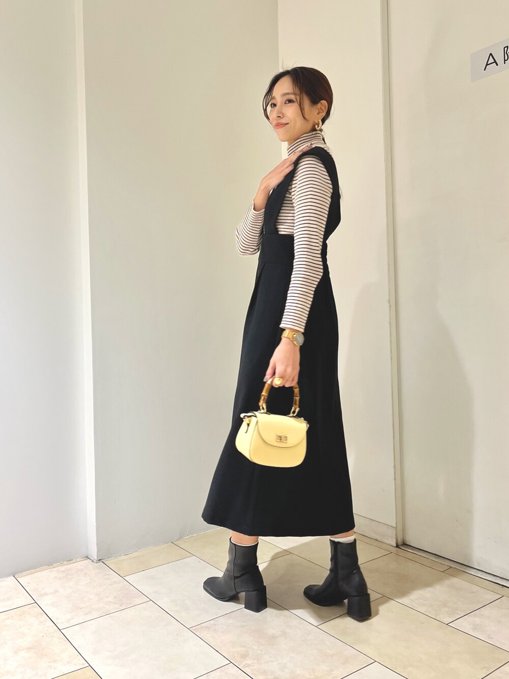「秋冬コーデ、オトナカジュアル、シンプルコーデ、大人コーデ、楽チンコーデ、キレイめコーデ、ママコーデ、フリーズマート(FREE'S MART)、高身長女子、冬コーデ、タートルネック、ジャンパースカート、ジャンスカ、着回しコーデ、モノトーン」｜「FREE'S MARTの◆オーバーヒールブーツ（ブーツ、ブラック系）」を使った、natsumiさん（レディース・166cm）の冬コーディネートの2枚目の写真