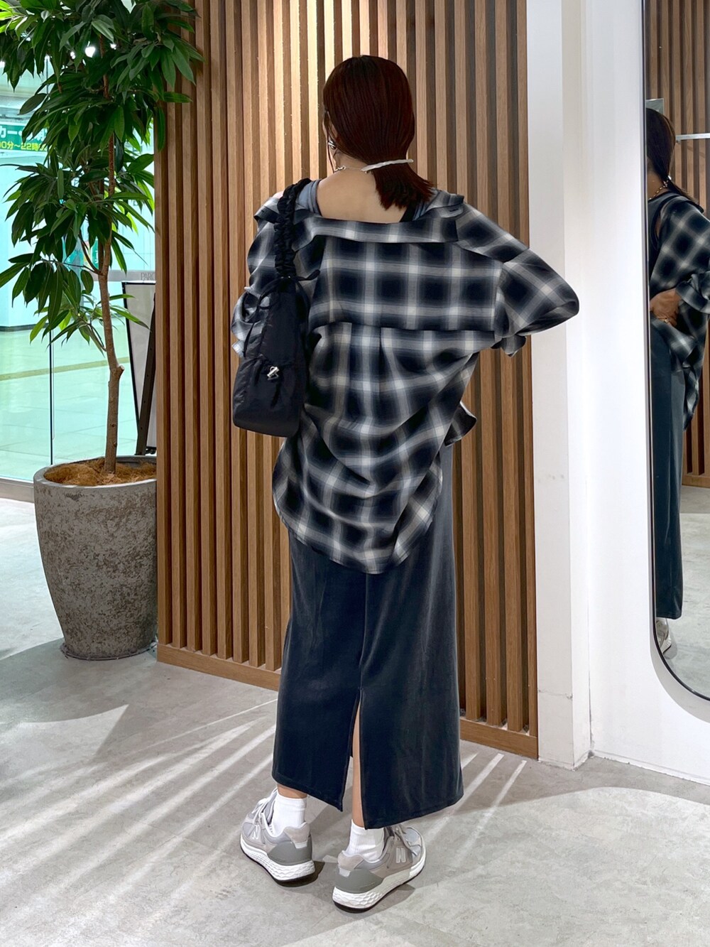 ブラック系のハンドバッグ、ブラック系のシャツ/ブラウス、グレー系のワンピースを着用したレディースの秋コーディネートの5枚目の写真