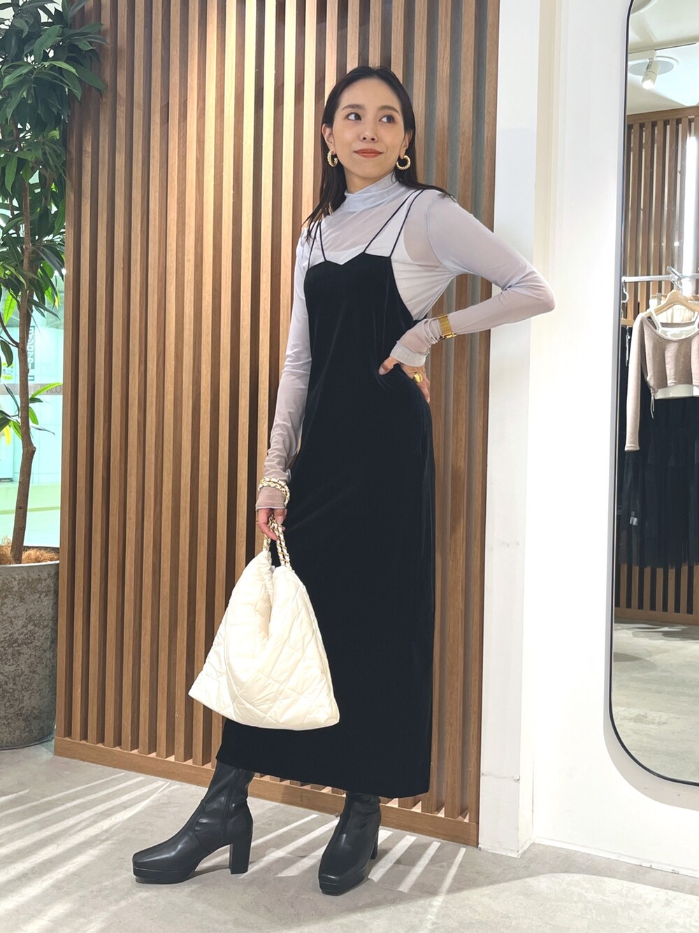 ブラック系のワンピース、ブルー系のTシャツ/カットソー、ホワイト系のトートバッグを着用したレディースの秋コーディネートの4枚目の写真