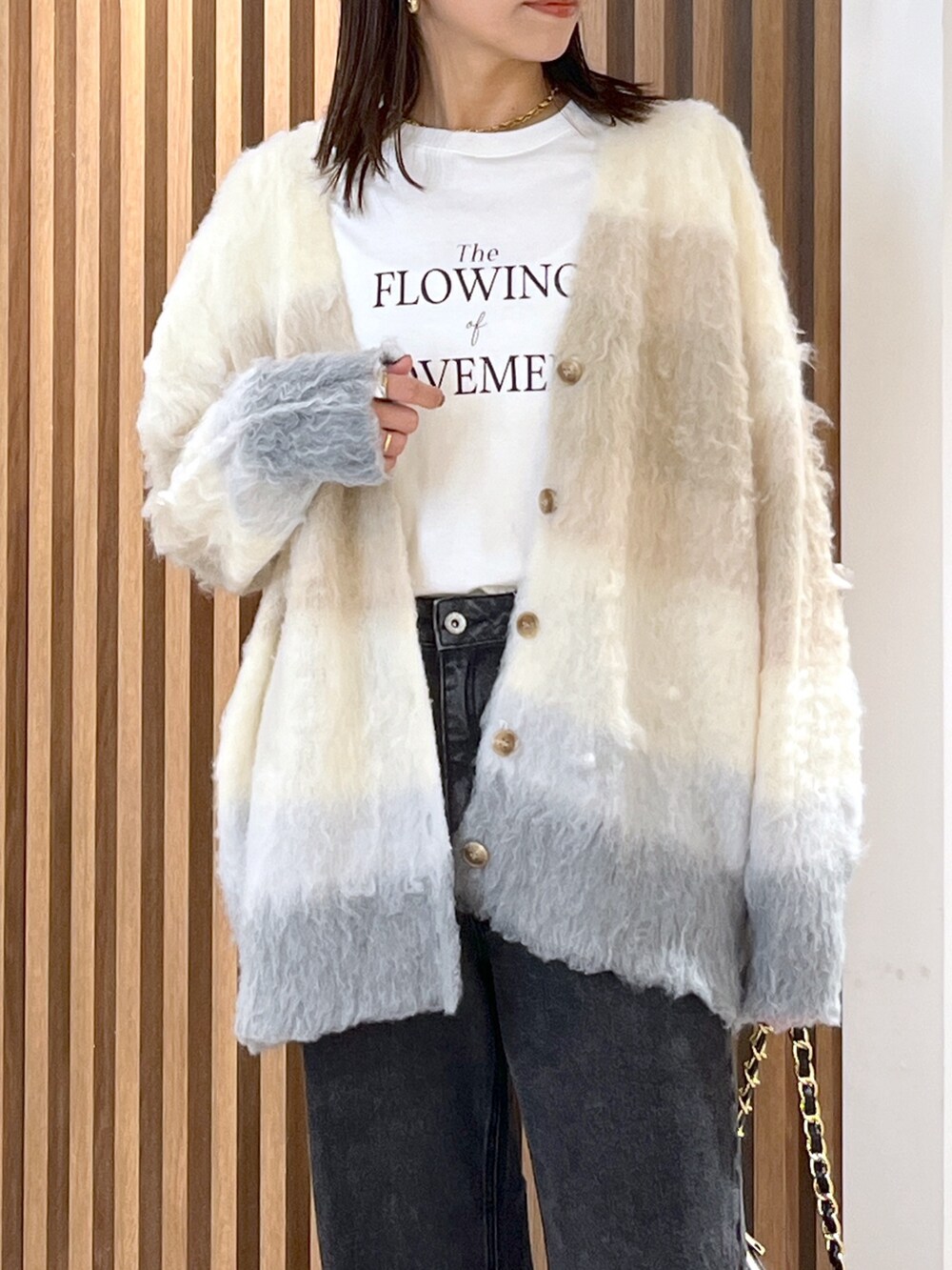 ベージュ系のカーディガン/ボレロ、ホワイト系のTシャツ/カットソー、ブラック系のトートバッグを着用したレディースの秋コーディネートの7枚目の写真