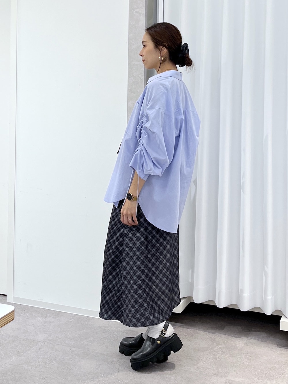 ホワイト系のハンドバッグ、ブルー系のシャツ/ブラウス、ブラック系のシャツ/ブラウスを着用したレディースの春コーディネートの6枚目の写真