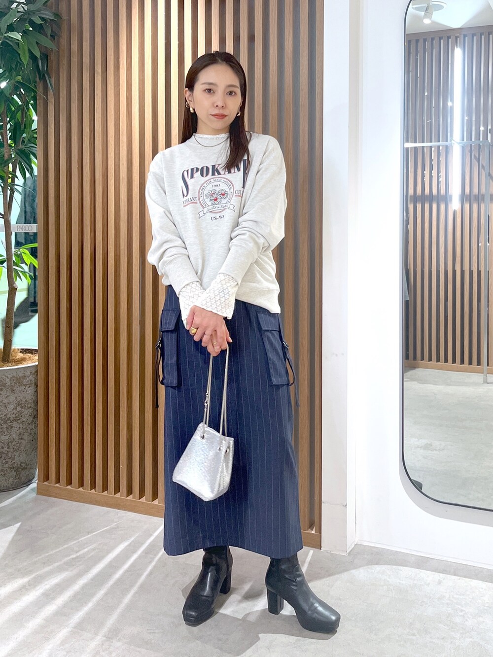 ホワイト系のTシャツ/カットソー、ホワイト系のTシャツ/カットソー、ブルー系のスカートを着用したレディースの秋コーディネートの2枚目の写真