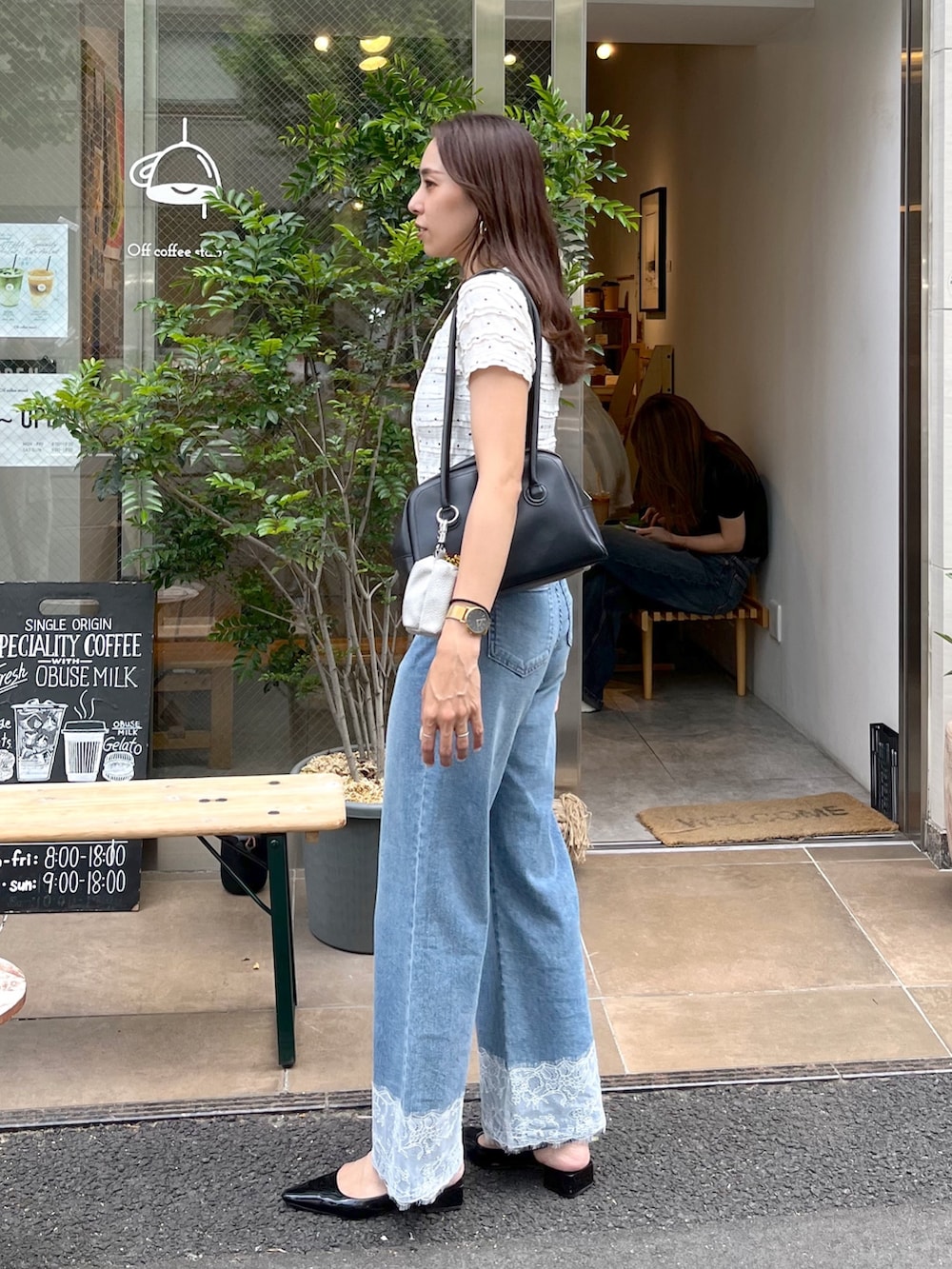 ブルー系のデニムパンツ、ホワイト系のTシャツ/カットソーを着用したレディースの夏コーディネートの5枚目の写真