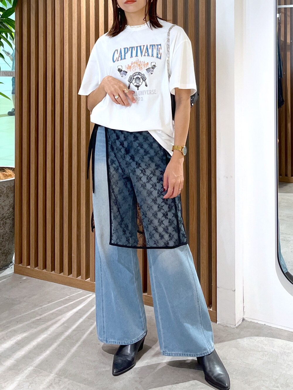 ホワイト系のTシャツ/カットソー、ブラック系のハンドバッグ、ブラック系のスカートを着用したレディースの秋コーディネートの5枚目の写真