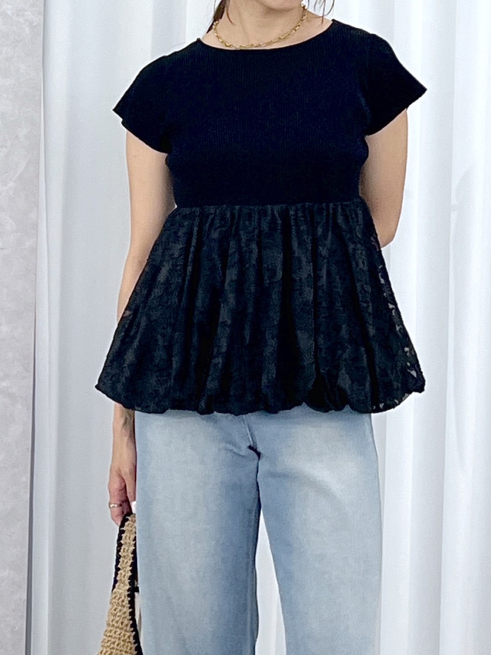 ブルー系のデニムパンツ、ブラック系のニット/セーターを着用したレディースの春コーディネートの6枚目の写真