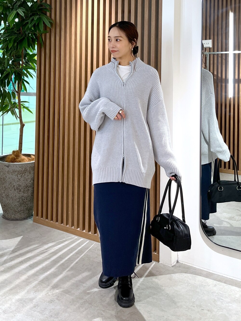 ホワイト系のTシャツ/カットソー、グレー系のワンピース、ブルー系のスカートを着用したレディースの秋コーディネートの2枚目の写真