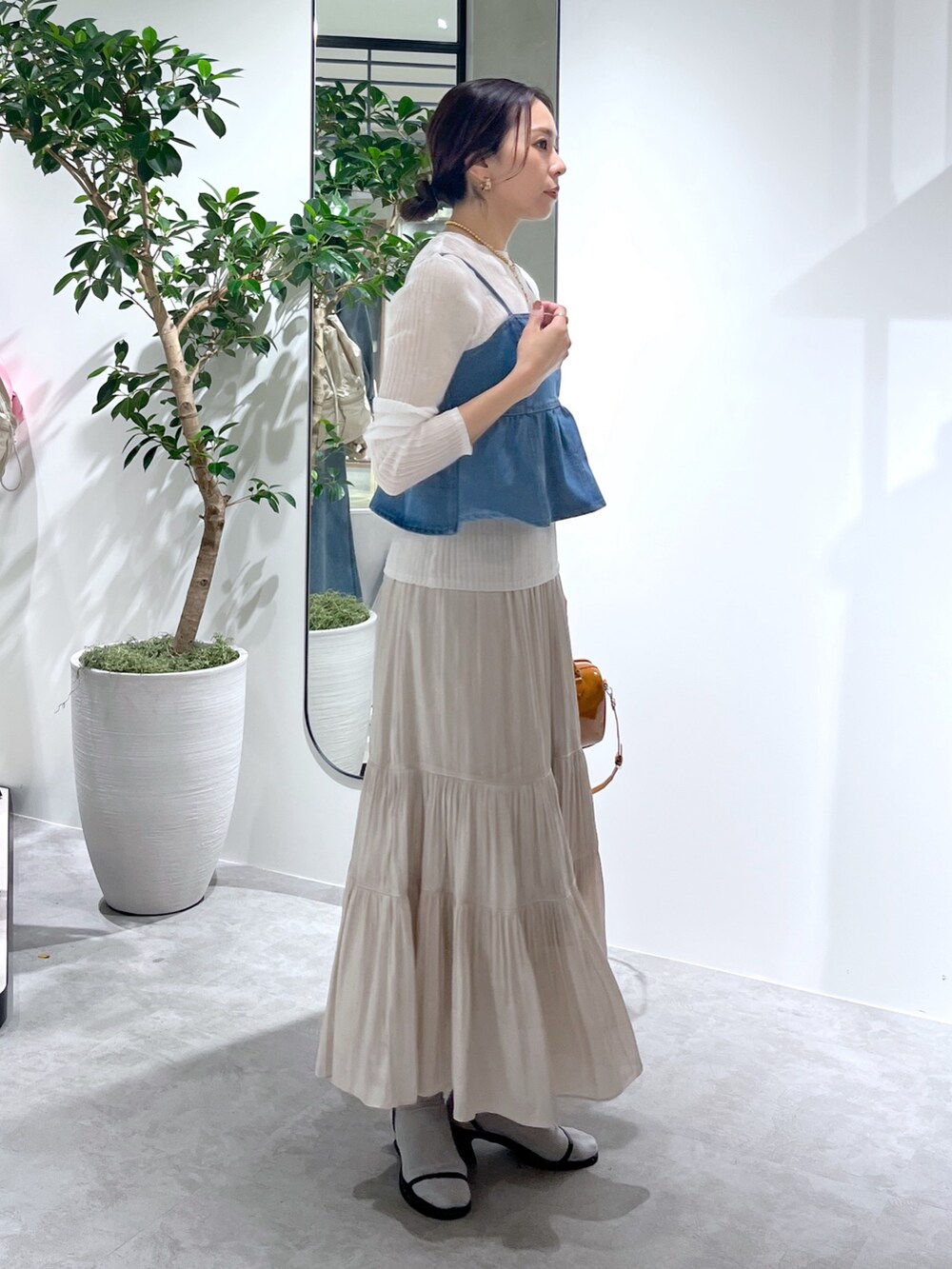ブルー系のその他トップス、ホワイト系のニット/セーター、ホワイト系のスカートを着用したレディースの春コーディネートの4枚目の写真