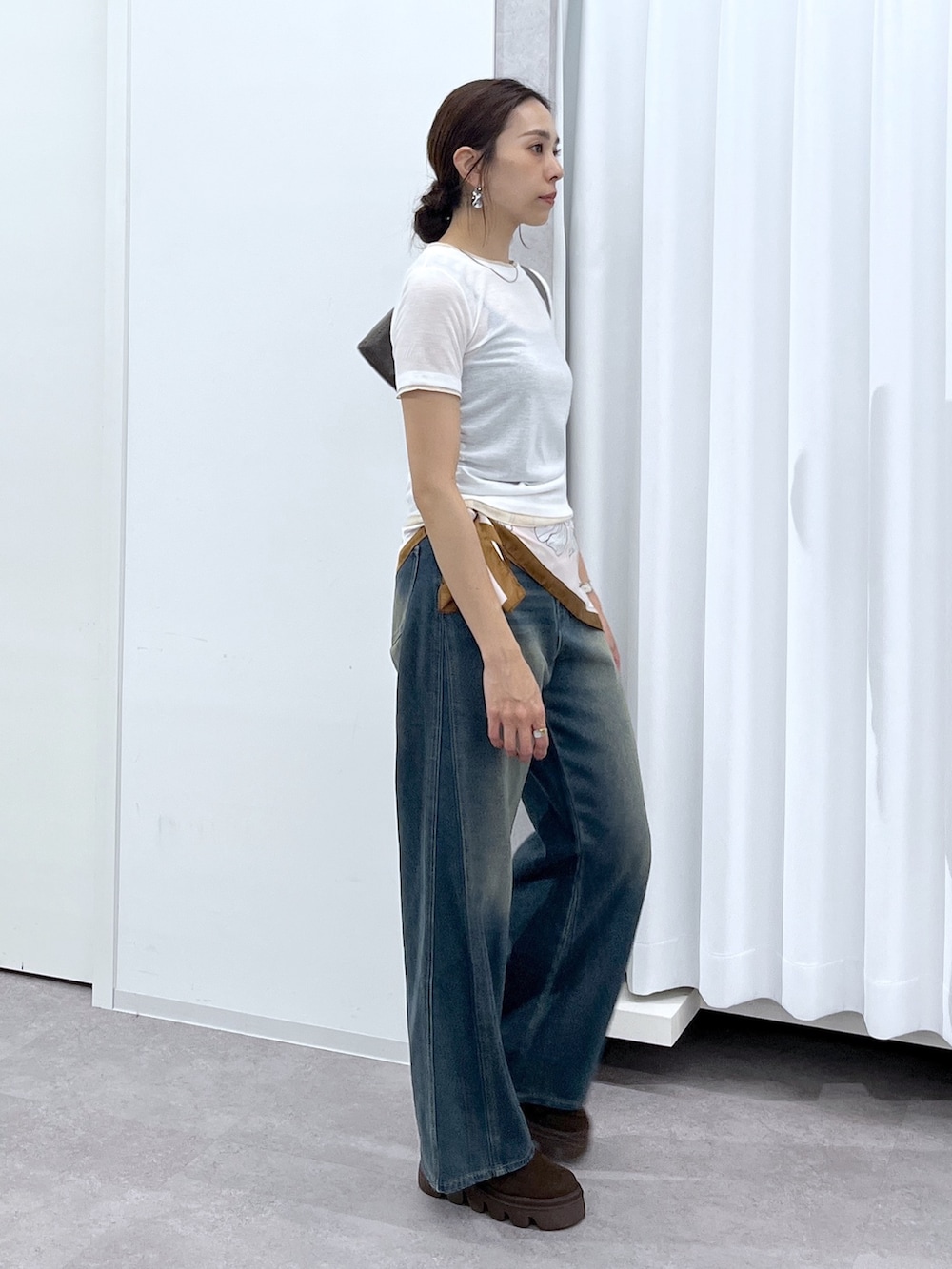 ホワイト系のTシャツ/カットソー、ブラウン系のショルダーバッグ、ブルー系のデニムパンツを着用したレディースの春コーディネートの7枚目の写真