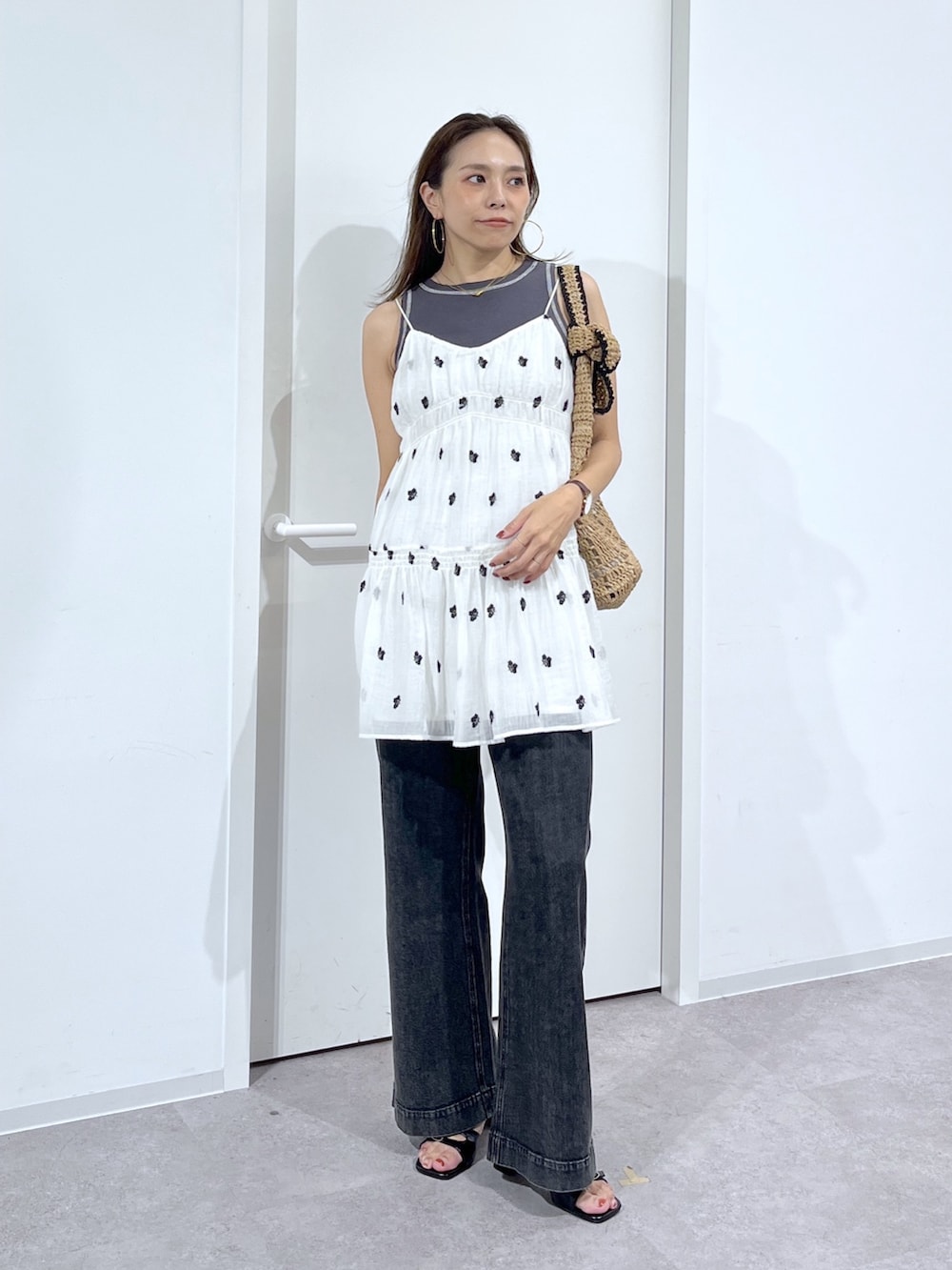 ブラック系のTシャツ/カットソー、ホワイト系のワンピース、ブラック系のデニムパンツを着用したレディースの夏コーディネートの9枚目の写真