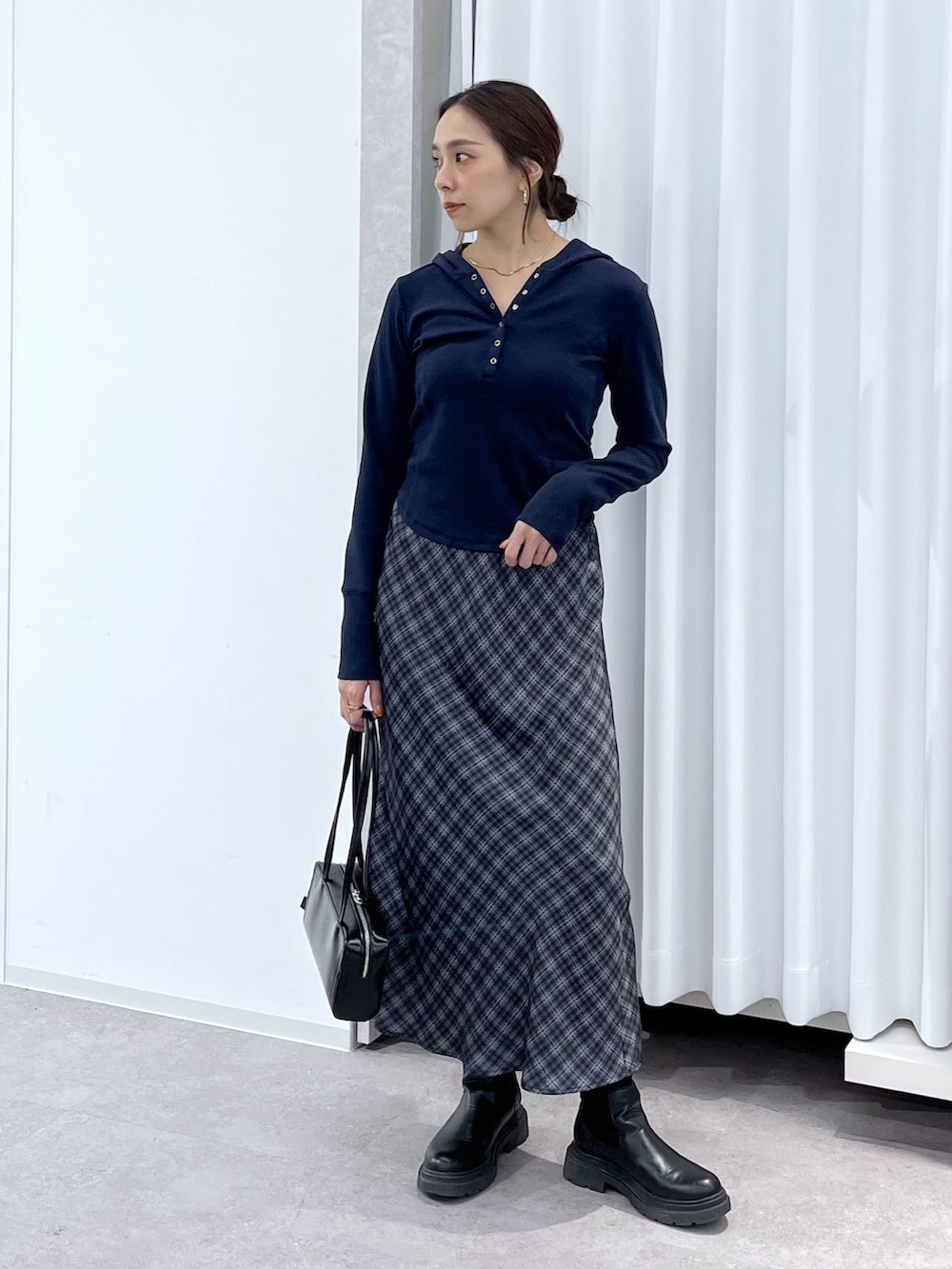 ブルー系のTシャツ/カットソー、グレー系のスカート、ブラック系のショルダーバッグを着用したレディースの春コーディネートの7枚目の写真