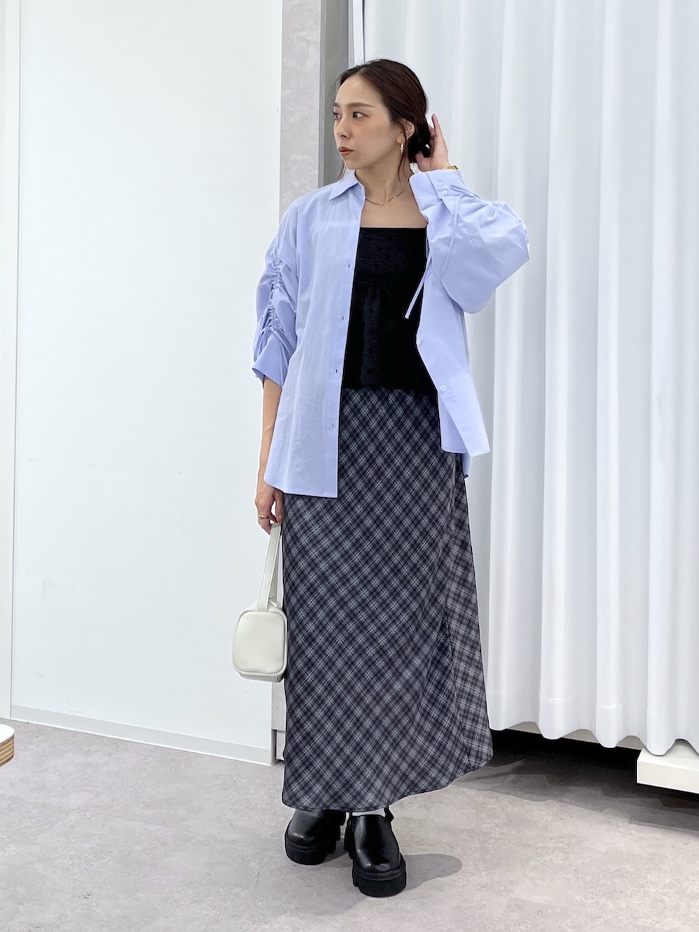 ホワイト系のハンドバッグ、ブルー系のシャツ/ブラウス、ブラック系のシャツ/ブラウスを着用したレディースの春コーディネートの9枚目の写真