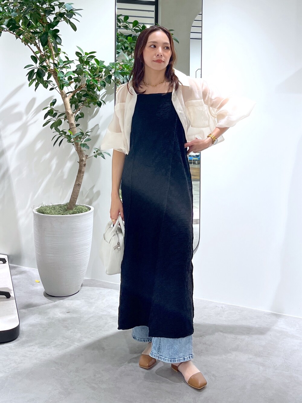 ホワイト系のシャツ/ブラウス、ブラック系のワンピース、ホワイト系のトートバッグを着用したレディースの春コーディネートの5枚目の写真