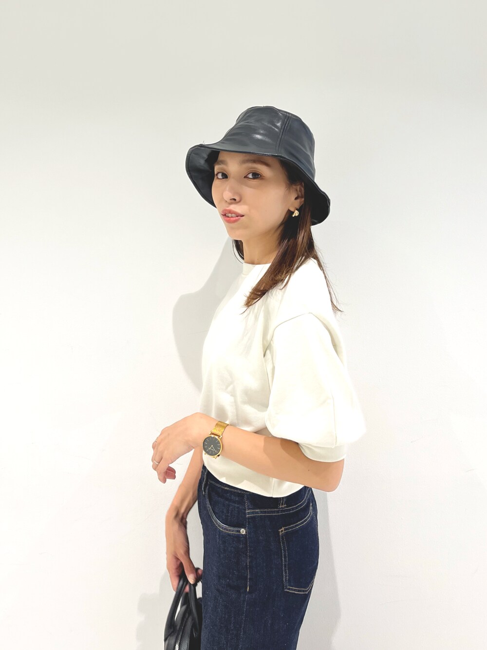 ブルー系のデニムパンツ、ホワイト系のTシャツ/カットソー、ホワイト系のバレエシューズを着用したレディースの夏コーディネートの3枚目の写真