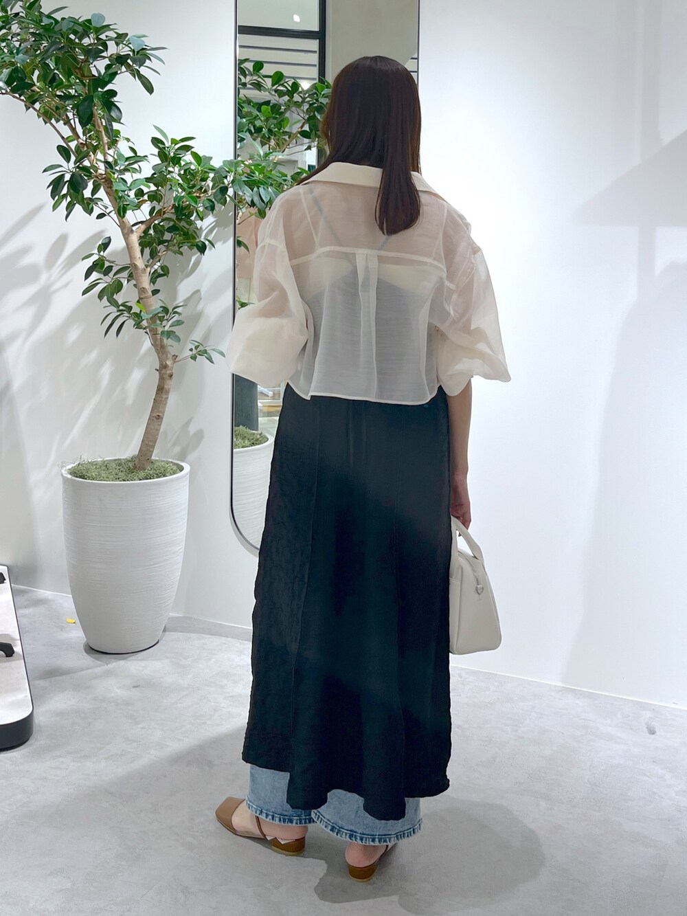 ホワイト系のシャツ/ブラウス、ブラック系のワンピース、ホワイト系のトートバッグを着用したレディースの春コーディネートの7枚目の写真